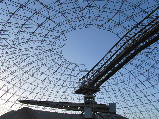 網(wǎng)架鋼結(jié)構(gòu)的強(qiáng)度與穩(wěn)定性能解析